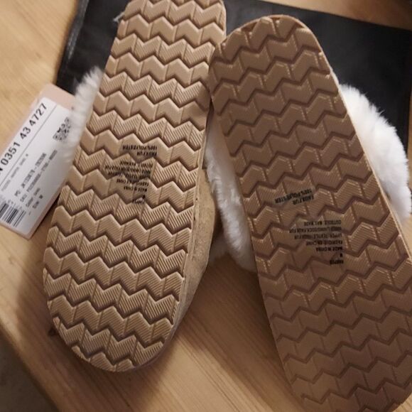 Beige fuzzy slippers slip on mule slippers hard sole  women's size M - Picture 4 of 6